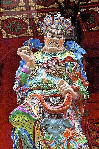Statue von Virupaksa  einem der vier himmlischen Könige im Wong-Tai-Sin-Tempel  Hongkong  China  Südostasien
