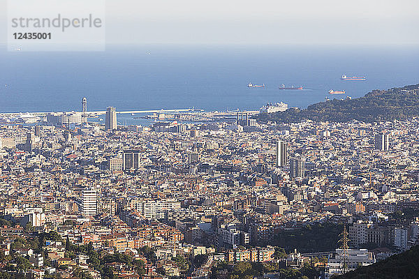 Blick über Barcelona und den Hafen  Barcelona  Katalonien  Spanien  Europa