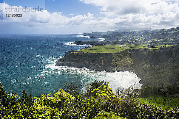 Blick über die nördliche Küstenlinie vom Aussichtspunkt Santa Iria  Insel Sao Miguel  Azoren  Portugal  Atlantik  Europa