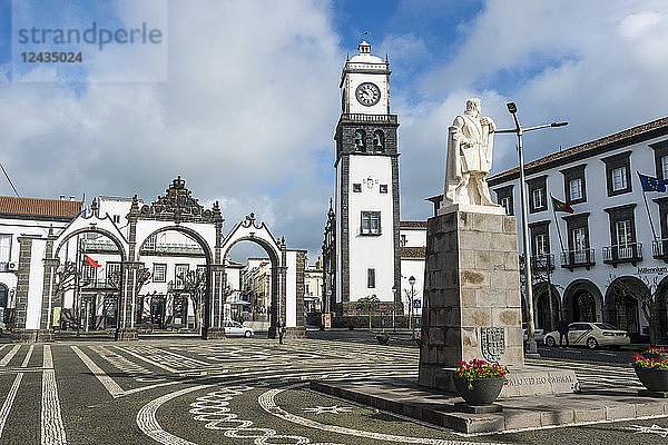 Die Portas de Cidades in der historischen Stadt Ponta Delgada  Insel Sao Miguel  Azoren  Portugal  Atlantik  Europa