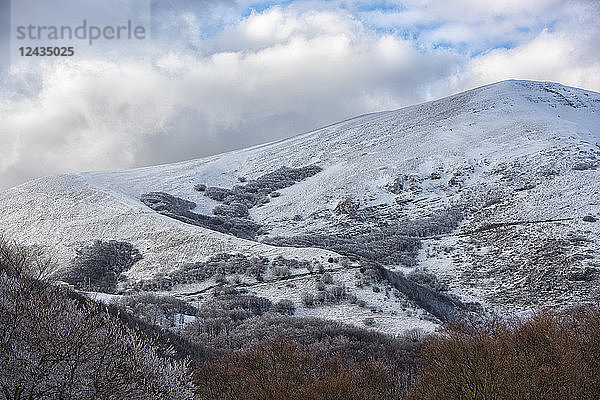 Berg Monte Cucco im Winter  Apennin  Umbrien  Italien  Europa