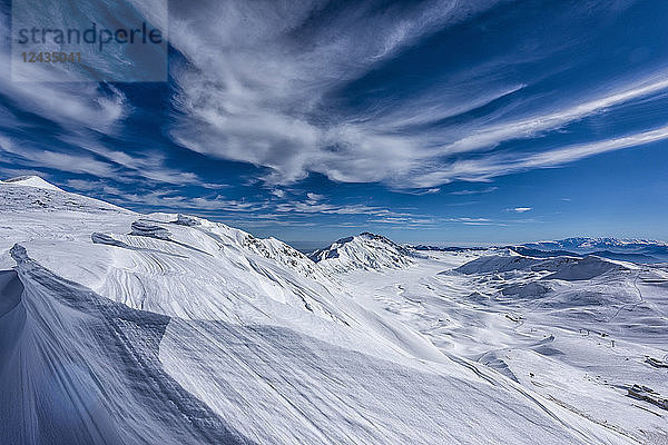 Hochebene von Campo Imperatore im Winter  Gran Sasso e Monti della Laga  Abruzzen  Apennin  Italien  Europa