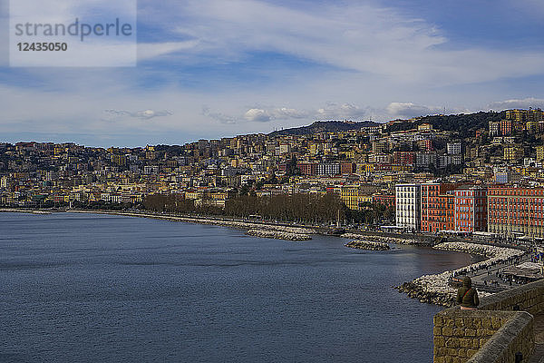 Promenade und Stadtansicht  Villa Comunale Park am Wasser von der Festung Castel dell Ovo am Golf von Neapel aus gesehen  Neapel  Kampanien  Italien  Europa