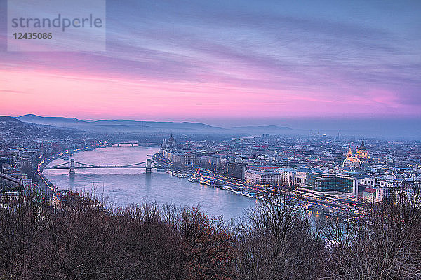Überblick über die Stadt bei Sonnenuntergang von der Zitadelle auf dem Gellertberg  Budapest  Ungarn  Europa