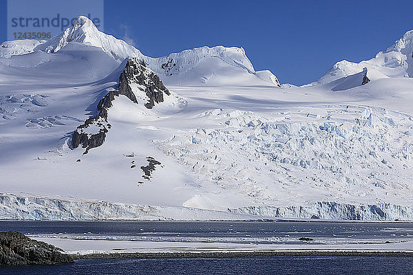 Tief liegende Half Moon Island  Livingston Island  Berge und Gletscher  Abendsonne  Südliche Shetlandinseln  Antarktis  Polarregionen