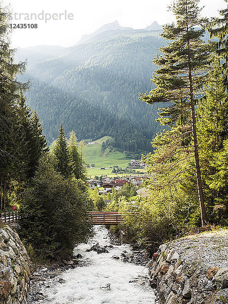 Gebirgsfluss in den Stubaier Alpen (Stubaital)  Tirol  Österreich  Europa