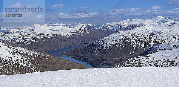 Blick vom Gipfelkamm des Beinn Dorian in den schottischen Highlands  Schottland  Vereinigtes Königreich  Europa  auf Loch Lyon und Glen Lyon