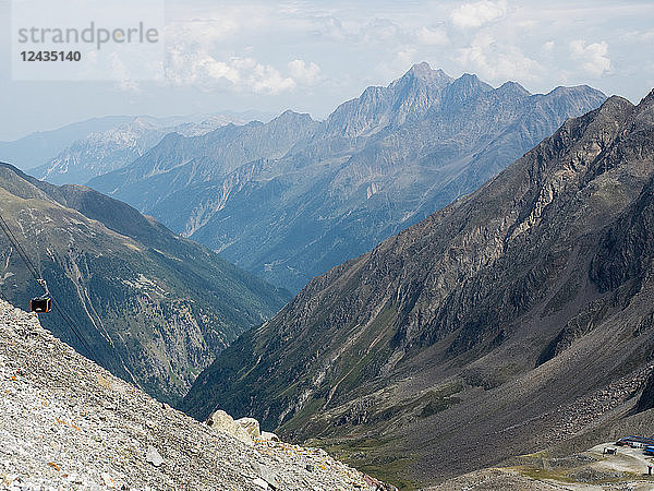 Blick vom Stubaier Gletscher in den österreichischen Alpen  Stubaital  Tirol  Österreich  Europa