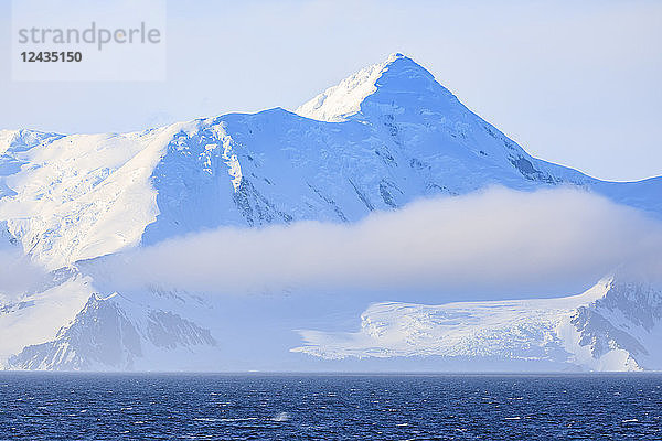 Walblasen und eisige Berge  tiefliegender Nebel  Abendsonne  Bransfield Strait  vor South Shetland Islands  Antarktis  Polargebiete