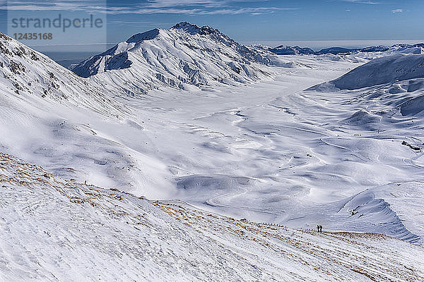 Wanderer auf der Hochebene von Campo Imperatore im Winter  Gran Sasso e Monti della Laga  Abruzzen  Apennin  Italien  Europa