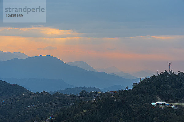 Sonnenaufgang über dem Himalaya-Gebirge  Dhampus  Nepal  Asien