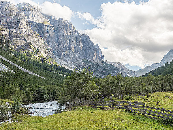 Bergszene in den Alpen des Pinnistals  Stubai  Tirol  Österreich  Europa
