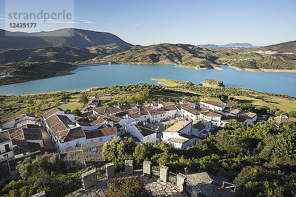 Blick auf weißes Dorf und türkisfarbenen Stausee  Zahara de la Sierra  Naturpark Sierra de Grazalema  Andalusien  Spanien  Europa
