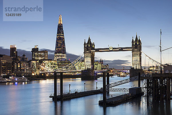 Tower Bridge und The Shard beleuchtet in der Abenddämmerung  London  England  Vereinigtes Königreich  Europa