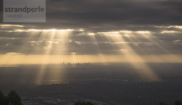 Dramatischer Blick auf die Stadt Melbourne von den Dandenong-Bergen aus  Victoria  Australien  Pazifik