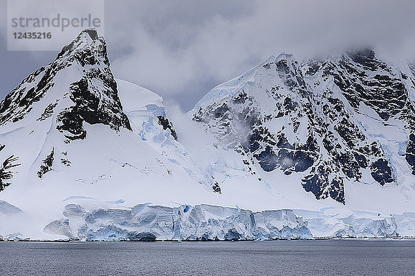 Tiefliegende Wolken über den Dombergen und Gletschern der Paradise Bay  Antarktische Halbinsel  Antarktis  Polarregionen