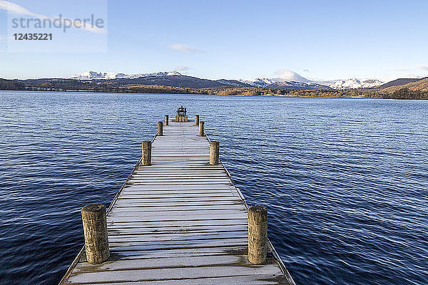 Frostbedeckter Steg am Nordende von Windermere in der Nähe von Ambleside  mit schroffen  schneebedeckten Bergen  darunter Helvellyn  Lake District National Park  UNESCO-Weltkulturerbe  Cumbria  England  Vereinigtes Königreich  Europa