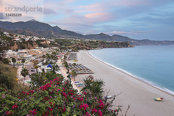 Blick auf den Sonnenuntergang am Strand von Nerja Playa Burriana  Nerja  Provinz Malaga  Costa del Sol  Andalusien  Spanien  Europa