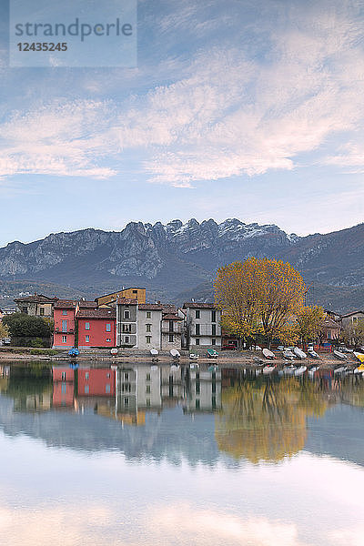 Sonnenaufgang auf dem Berg Resegone und Pescarenico  Provinz Lecco  Lombardei  Italien  Europa