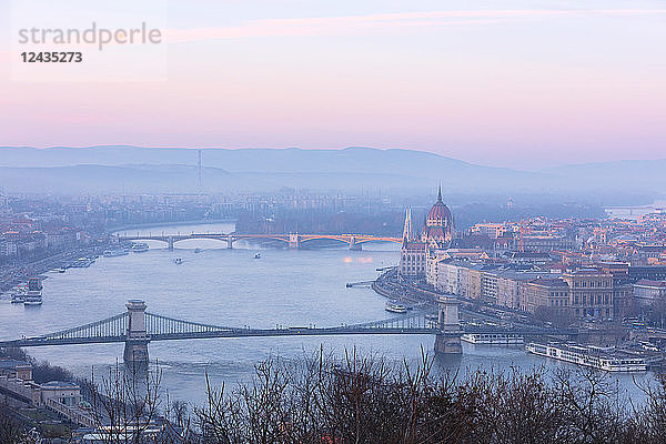 Blick über die Stadt und die Donau bei Sonnenuntergang von der Zitadelle auf dem Gellertberg  Budapest  Ungarn  Europa