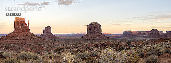 Die riesigen Sandsteinfelsen leuchten rosa bei Sonnenuntergang im Monument Valley Navajo Tribal Park an der Grenze zwischen Arizona und Utah  Vereinigte Staaten von Amerika  Nordamerika