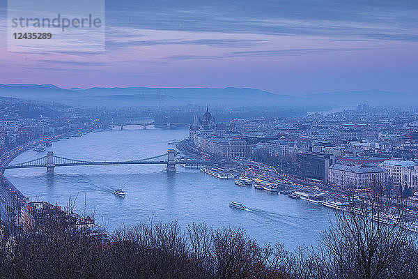 Blick über die Stadt und die Donau in der Abenddämmerung von der Zitadelle auf dem Gellertberg  Budapest  Ungarn  Europa