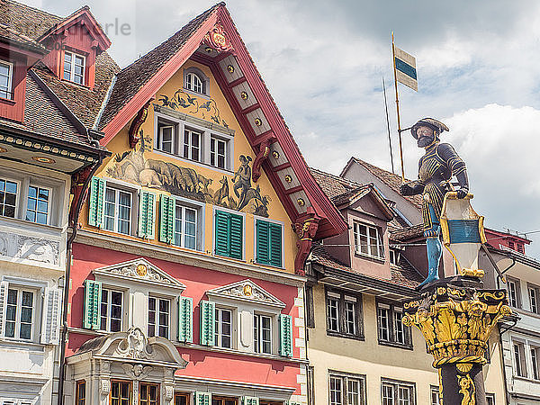Bunte historische Gebäude und Statue  Zug  Schweiz  Europa