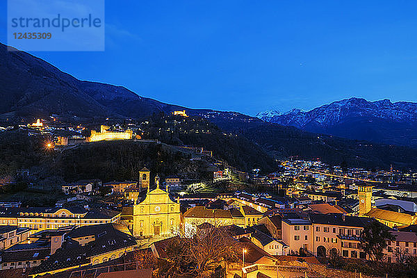 Castelgrande und La Collegiata Kirche von St. Peter und Stephan  UNESCO Weltkulturerbe  Bellinzona  Tessin  Schweiz  Europa