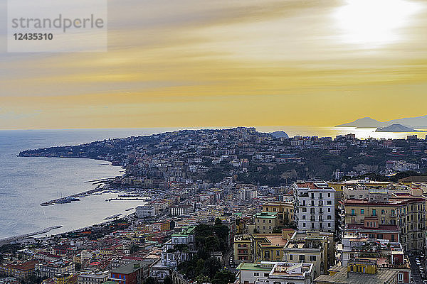 Panoramablick bei Sonnenuntergang auf den Küstenabschnitt Mergellina von der Burg Sant Elmo in Neapel  Kampanien  Italien  Europa