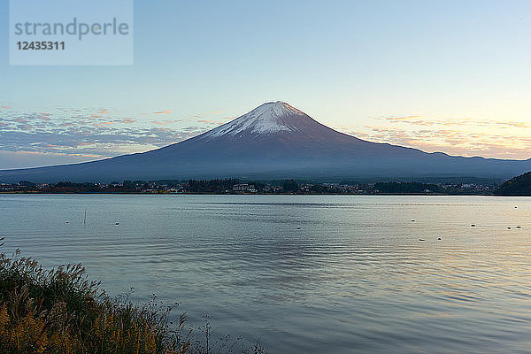 Berg Fuji  UNESCO-Weltkulturerbe  und Kawaguchiko-See in der Dämmerung  Präfektur Yamanashi  Honshu  Japan  Asien