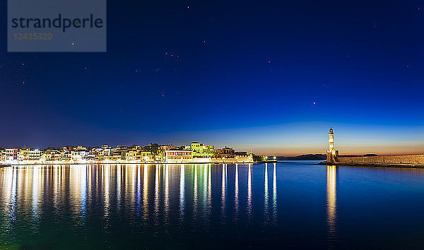 Panoramablick auf den Venezianischen Hafen bei Nacht  Chania  Kreta  Griechische Inseln  Griechenland  Europa