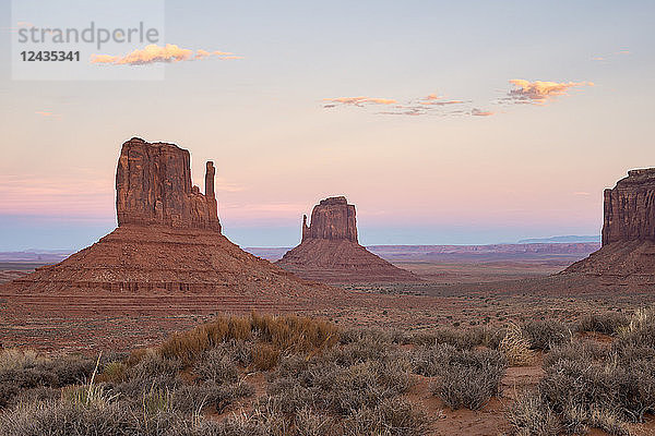 Die riesigen Sandsteinfelsen leuchten rosa bei Sonnenuntergang im Monument Valley Navajo Tribal Park  Arizona  Vereinigte Staaten von Amerika  Nordamerika