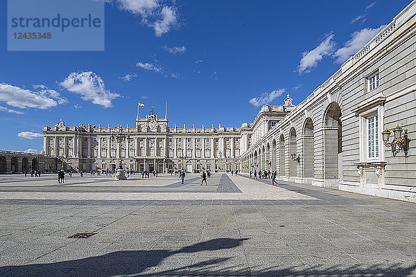 Blick auf den Königspalast an einem sonnigen Morgen  Madrid  Spanien  Europa