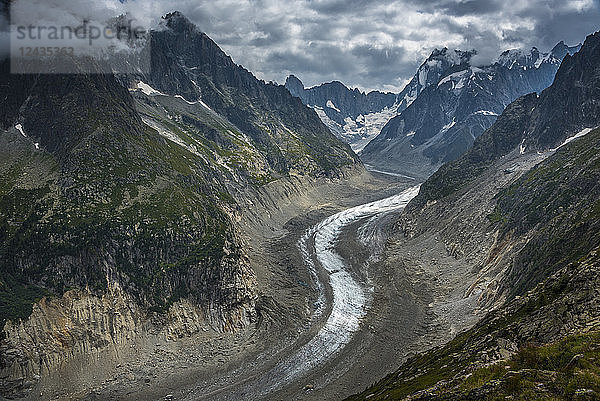 Mer de Glace  der größte Gletscher Frankreichs  7 km lang und 200 m tief  fließt in das Tal von Chamonix  Haute Savoie  Französische Alpen  Frankreich  Europa