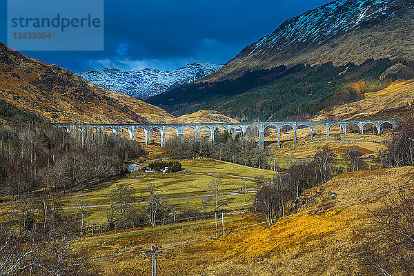 Ansicht des Glenfinnan-Viadukts  eines Eisenbahnviadukts an der West Highland Line in Glenfinnan  Inverness-shire  Schottland  Vereinigtes Königreich  Europa