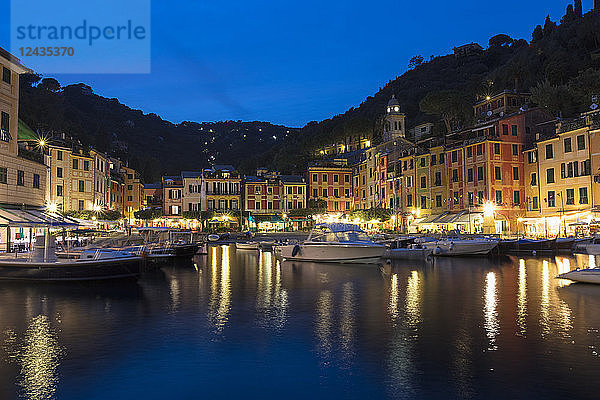 Hafen von Portofino in der Abenddämmerung  Provinz Genua  Ligurien  Italien  Europa