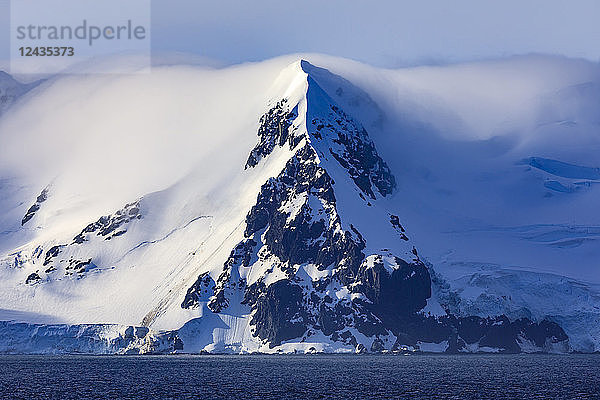 Berge der Livingston-Insel im tiefliegenden Nebel  Abendsonne  von der Bransfield-Straße aus  Südliche Shetlandinseln  Antarktis  Polargebiete