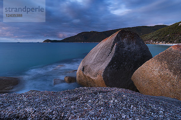 Langfristig belichtete Landschaft der Felsen entlang der Küste des Wilsons Promontory National Park  Victoria  Australien  Pazifik