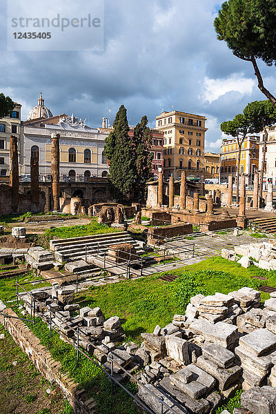 Largo di Torre Argentina Platz mit römisch-republikanischen Tempeln und Überresten von Pompeys Theater  auf dem antiken Campus Martius  Rom  Latium  Italien  Europa