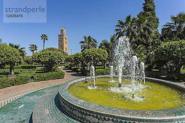 Blick auf die Koutoubia-Moschee und den Springbrunnen im Parc Lalla Hasna bei Tag  Marrakesch  Marokko  Nordafrika  Afrika