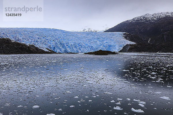 Abgelegener El Brujo Gletscher  Asia Fjord  Bernardo O'Higgins National Park  Chilenische Fjorde  Südliches Patagonien Eisfeld  Chile  Südamerika