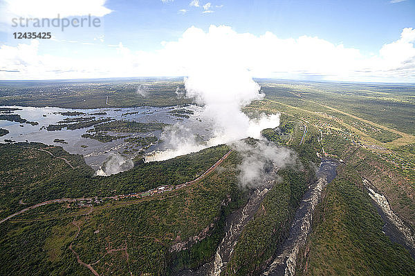 Nebel steigt über dem Wasserfall Victoria Falls (Mosi-oa-Tunya) auf  UNESCO-Welterbe an der Grenze zwischen Simbabwe und Sambia  Afrika