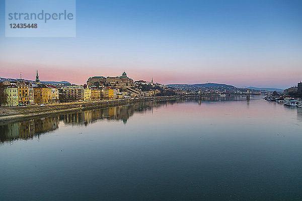 Blick auf die Budapester Burg  die sich am frühen Morgen in der Donau spiegelt  UNESCO-Weltkulturerbe  Budapest  Ungarn  Europa