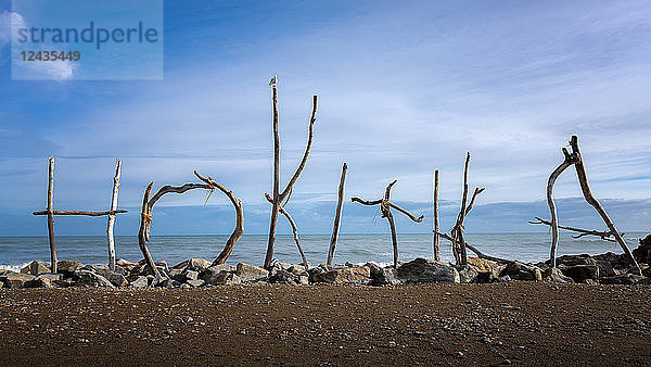 Hokitika Küste und Schild aus Treibholz  Hokitika  Westküste der Südinsel  Neuseeland  Pazifik