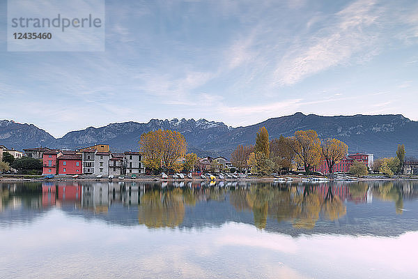 Sonnenaufgang auf dem Berg Resegone und Pescarenico  Provinz Lecco  Lombardei  Italien  Europa