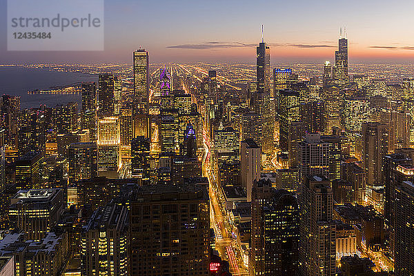 Chicago bei Sonnenuntergang von der 875 North Michigan Avenue (John Hancock Tower)  Blick auf Willis (Sears) und Trump Tower  Chicago  Illinois  Vereinigte Staaten von Amerika  Nordamerika