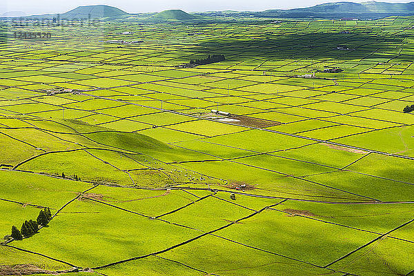 Serra do Cume Aussichtspunkt mit Blick auf den Flickenteppich aus grünen Weiden  Insel Terceira  Azoren  Portugal  Atlantik  Europa