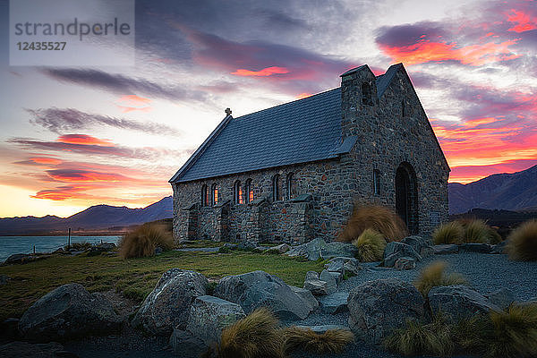 Kirche des Guten Hirten bei Sonnenaufgang  Lake Tekapo  Distrikt Mackenzie  Region Canterbury  Südinsel  Neuseeland  Pazifik