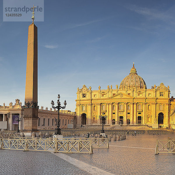 Petersdom (Basilica di San Pietro)  Petersplatz (Piazza de San Pietro)  UNESCO-Weltkulturerbe  Vatikanstadt  Rom  Latium  Italien  Europa