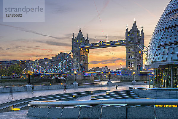 Tower Bridge über die Themse und City Hall  London  England  Vereinigtes Königreich  Europa